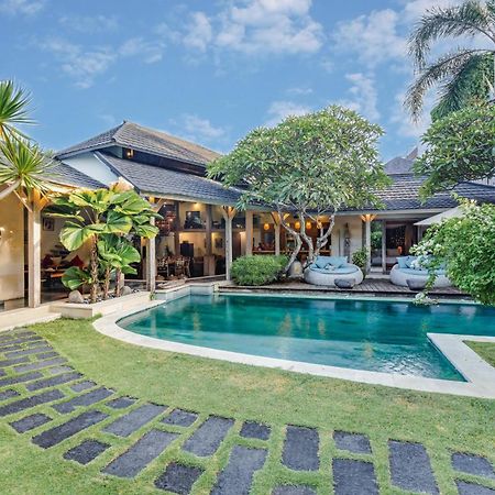 Villa Cinta Damai - Stunning & Stylish 4Br Luxury Villa In The Heart Of Seminyak, Just A 10-Min Walk To The Beach Exterior photo